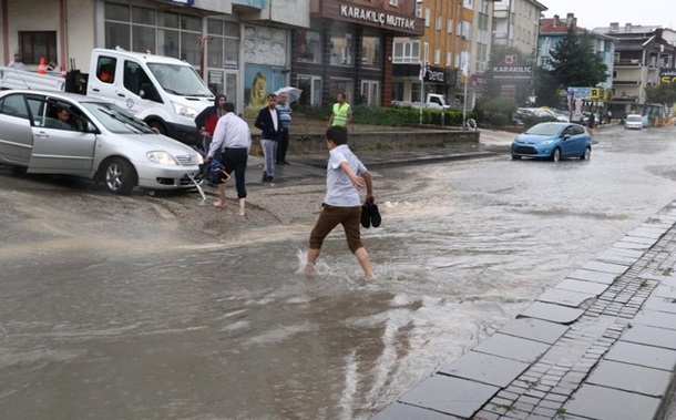 Мощные ливни затопили Анкару, погибли три человека
