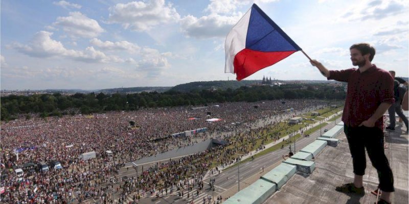 Более 250 тысяч чехов вышли на акцию протеста в Праге