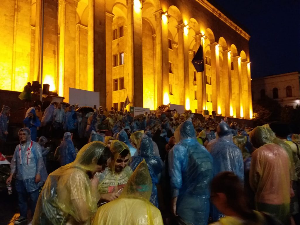 Протесты у парламента Грузии продолжаются