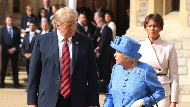 Трамп нарушил протокол, прикоснувшись к Елизавете II