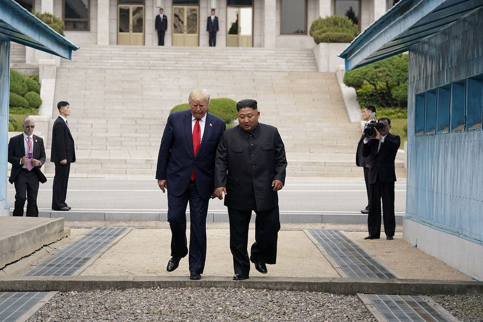Трамп стал первым ступившим на территорию КНДР президентом США