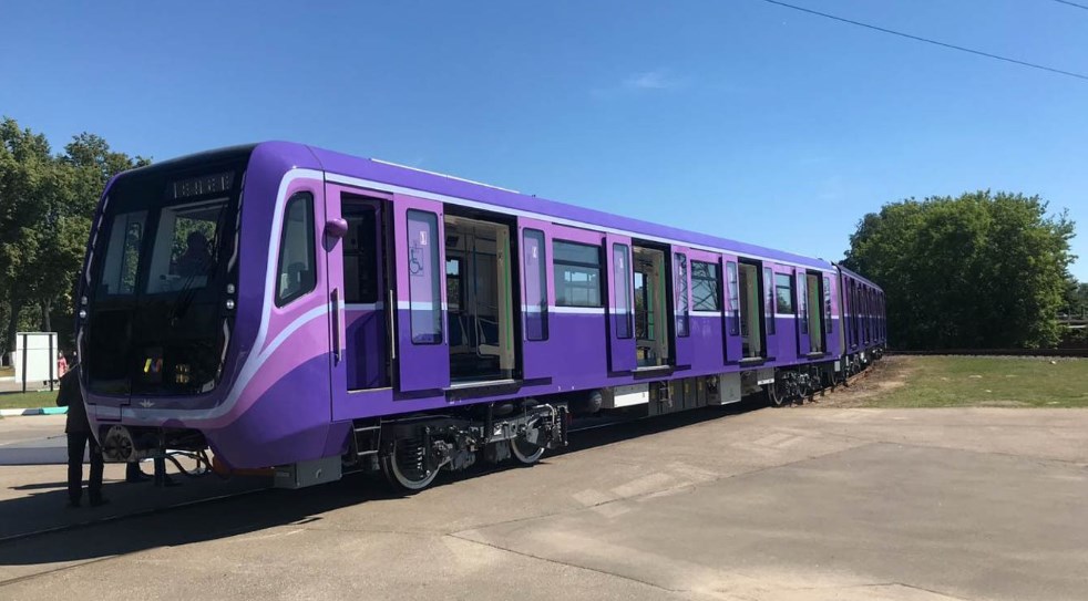 Десять вагонов для Бакинского метрополитена отправлены из Москвы