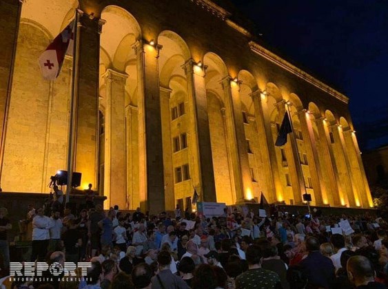 У здания парламента Грузии продолжились протесты. Хроника