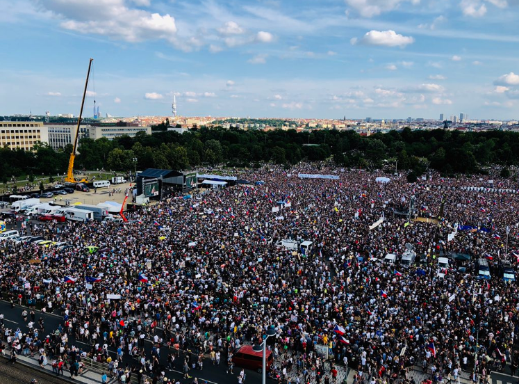 Более 250 тысяч чехов вышли на акцию протеста в Праге