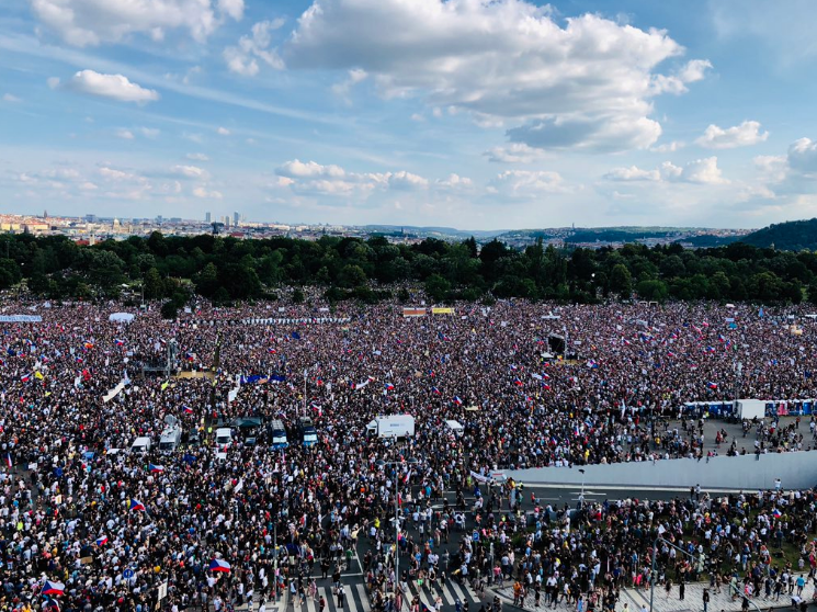 Более 250 тысяч чехов вышли на акцию протеста в Праге