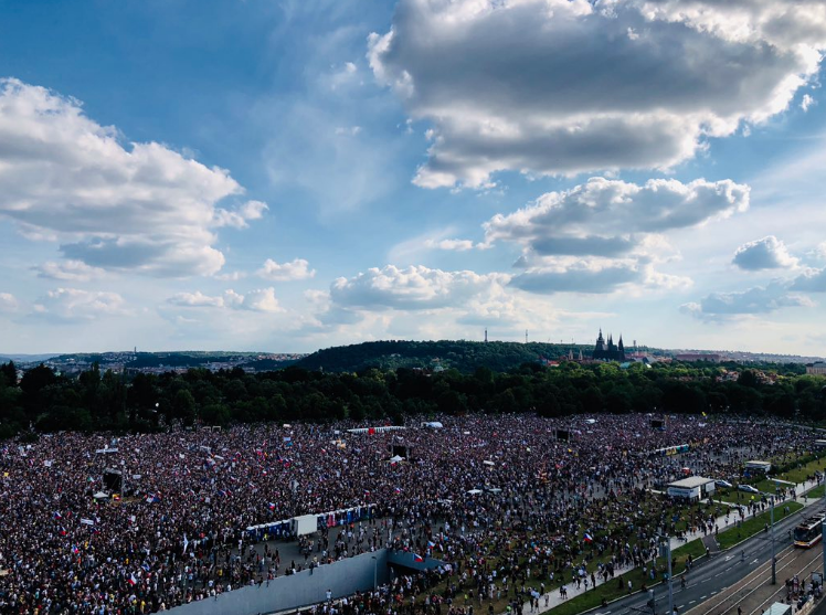 Более 250 тысяч чехов вышли на акцию протеста в Праге