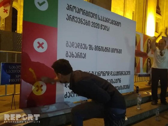 У здания парламента Грузии продолжились протесты. Хроника