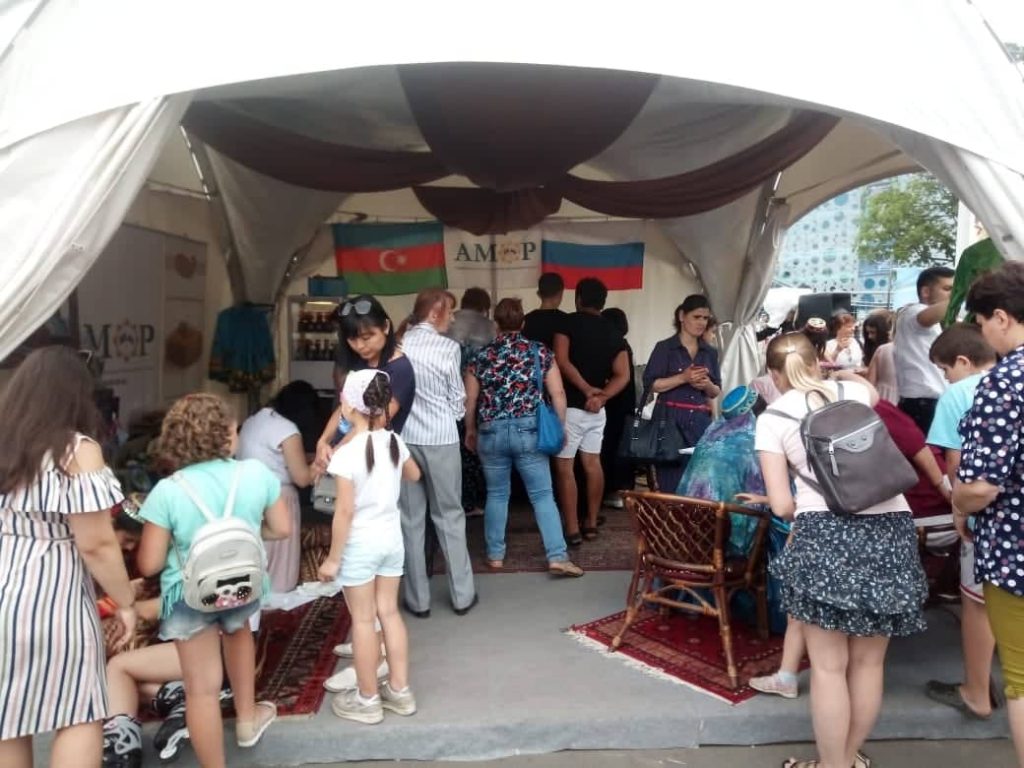 Азербайджан показал в Москве традиции национального чаепития