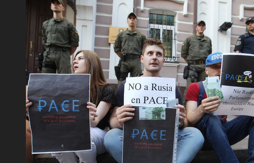 В Киеве протестовали у посольств стран, поддержавших Россию в ПАСЕ