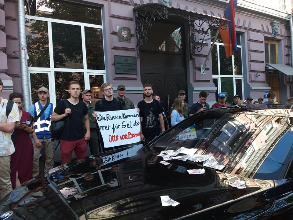 В Киеве протестовали у посольств стран, поддержавших Россию в ПАСЕ