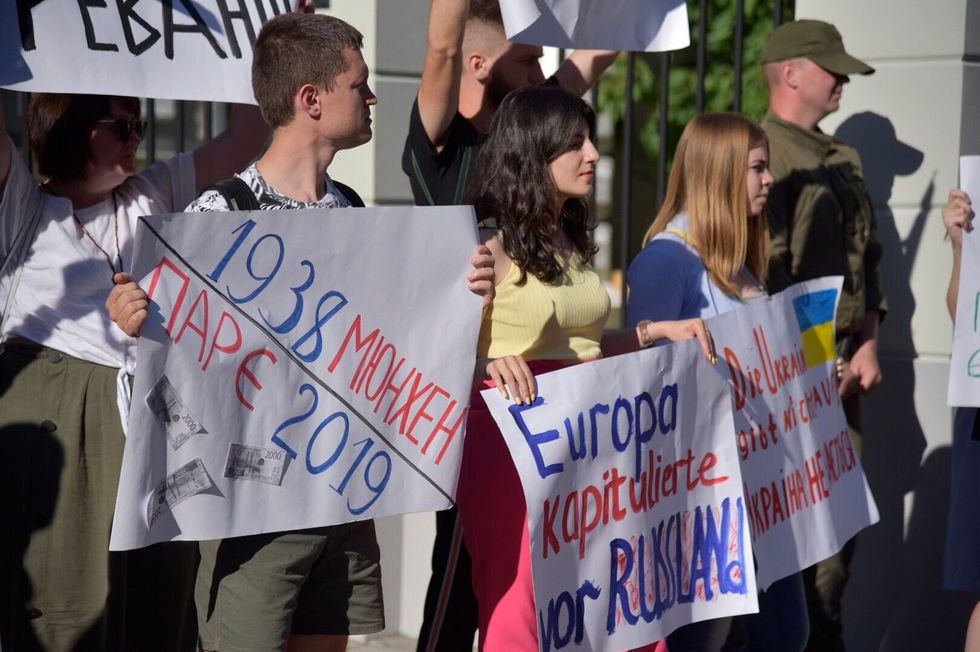 В Киеве протестовали у посольств стран, поддержавших Россию в ПАСЕ