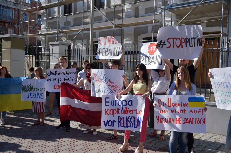 В Киеве протестовали у посольств стран, поддержавших Россию в ПАСЕ