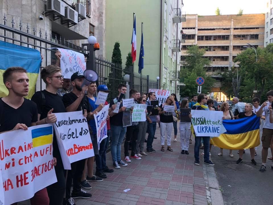 В Киеве протестовали у посольств стран, поддержавших Россию в ПАСЕ