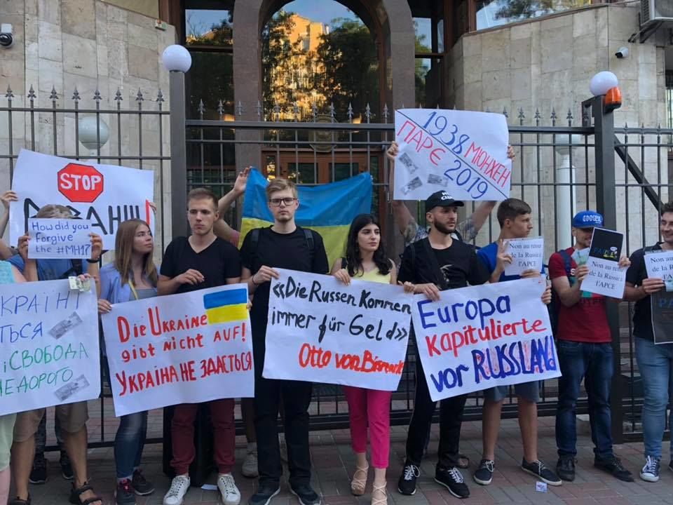 В Киеве протестовали у посольств стран, поддержавших Россию в ПАСЕ