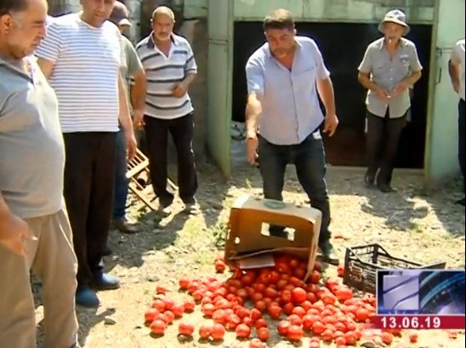 В Грузии азербайджанцы в знак протеста растоптали крупную партию помидоров
