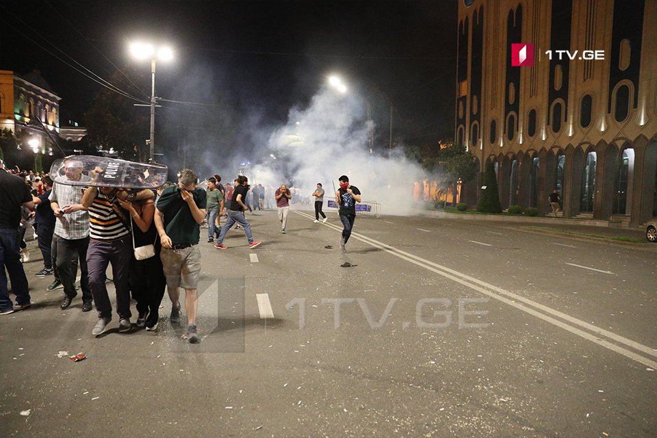 Столкновение протестующих с силовиками на площади Свободы в Тбилиси