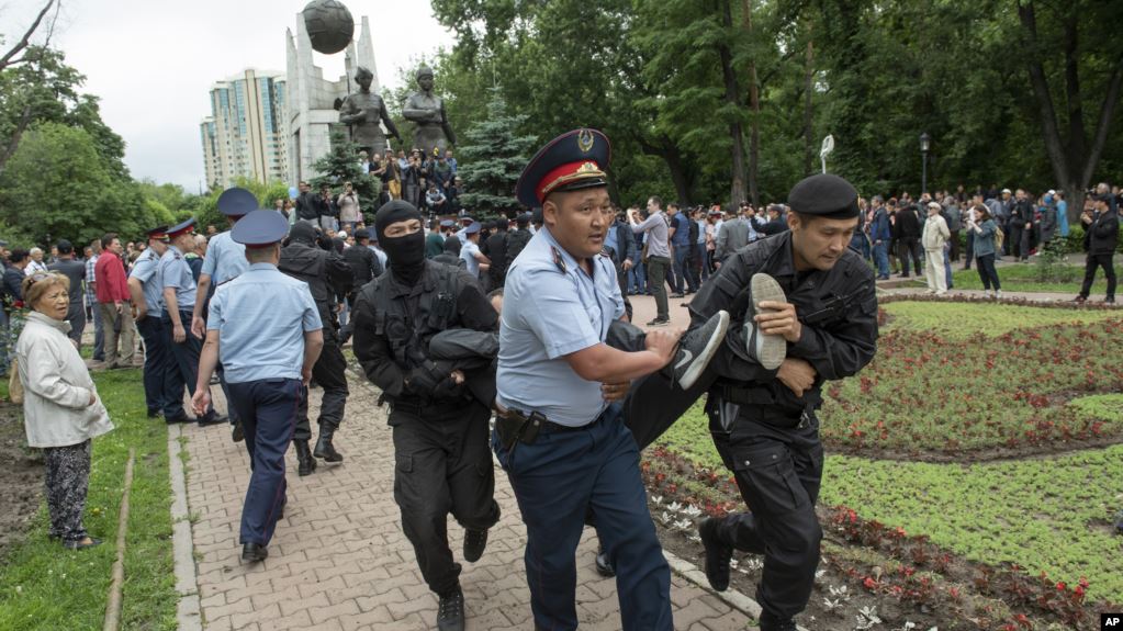Митинги в Казахстане: задержаны около 500 человек