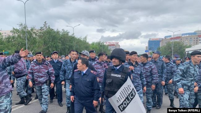 Митинги в Казахстане: задержаны около 500 человек