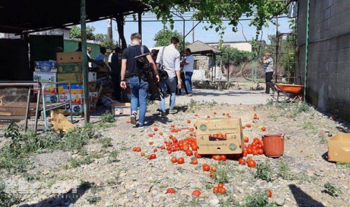 В Грузии азербайджанцы в знак протеста растоптали крупную партию помидоров