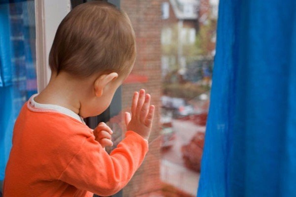 В Баку двухлетний ребенок выпал с 9-го этажа