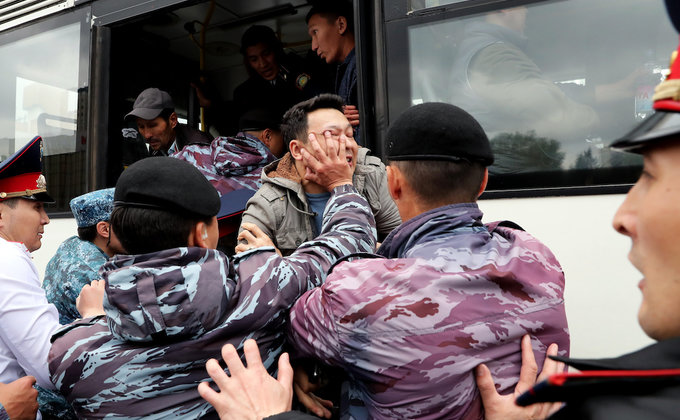 Митинги в Казахстане: задержаны около 500 человек