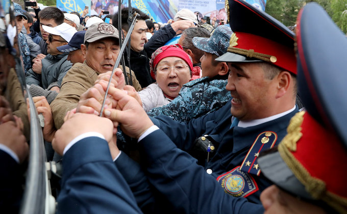 Митинги в Казахстане: задержаны около 500 человек