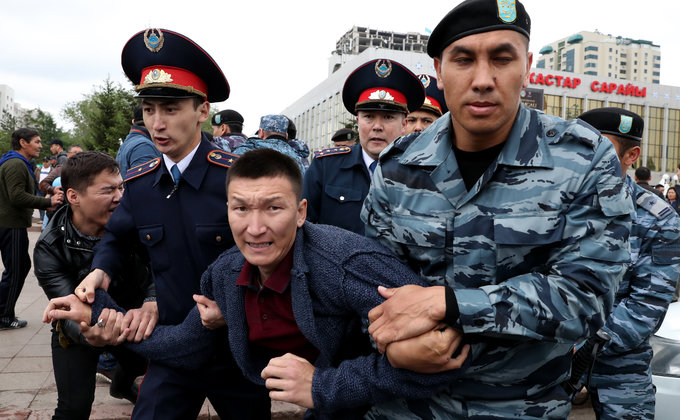 Митинги в Казахстане: задержаны около 500 человек
