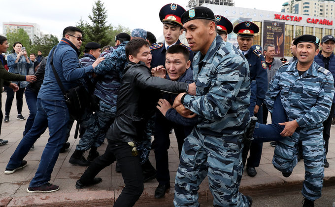Митинги в Казахстане: задержаны около 500 человек
