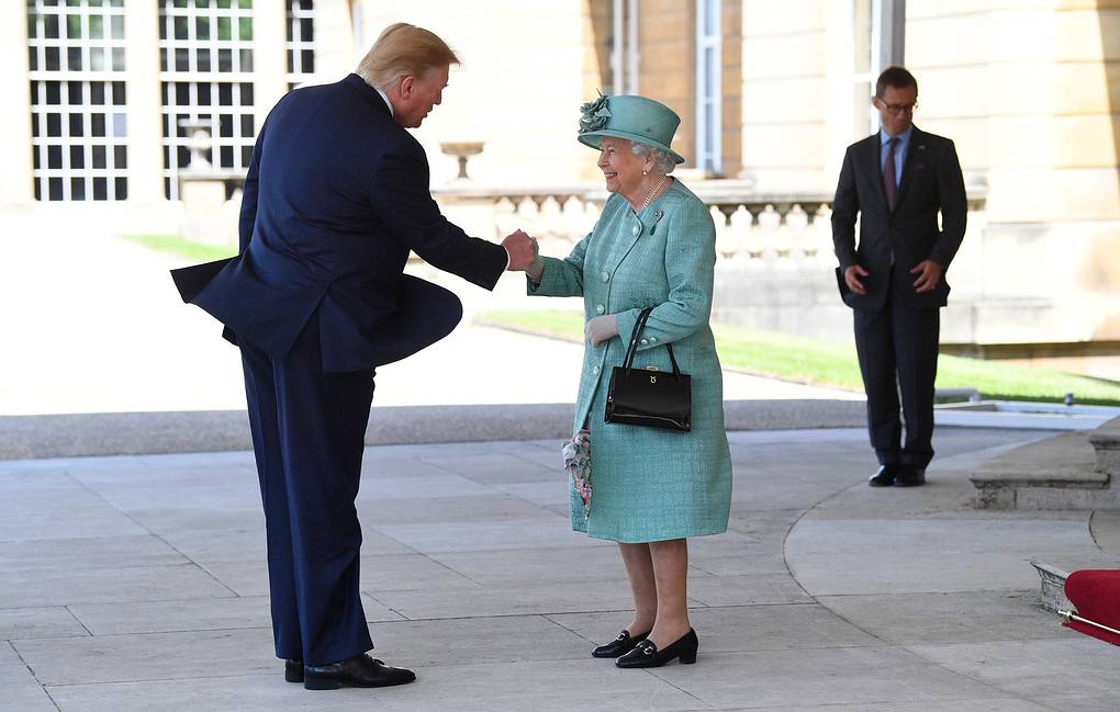 Королева Елизавета II приняла Трампа с женой
