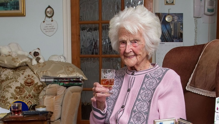 Умерла 112-летняя британка, выпивавшая по глотку виски каждый вечер с пятидесяти лет