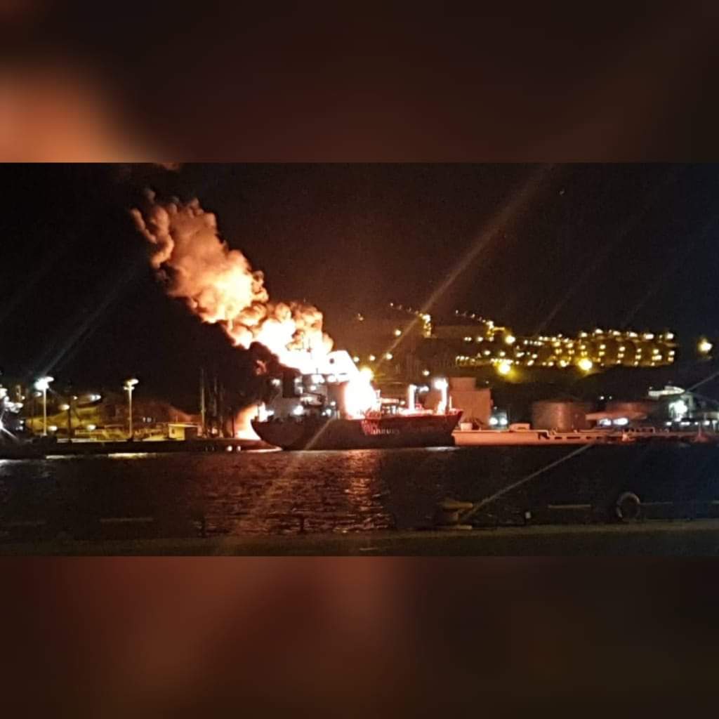 SOCAR: Горящее в порту Petkim судно не принадлежит компании (обновлено)