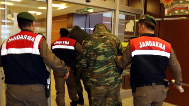 В Турции выдали ордер на задержание 176 военных