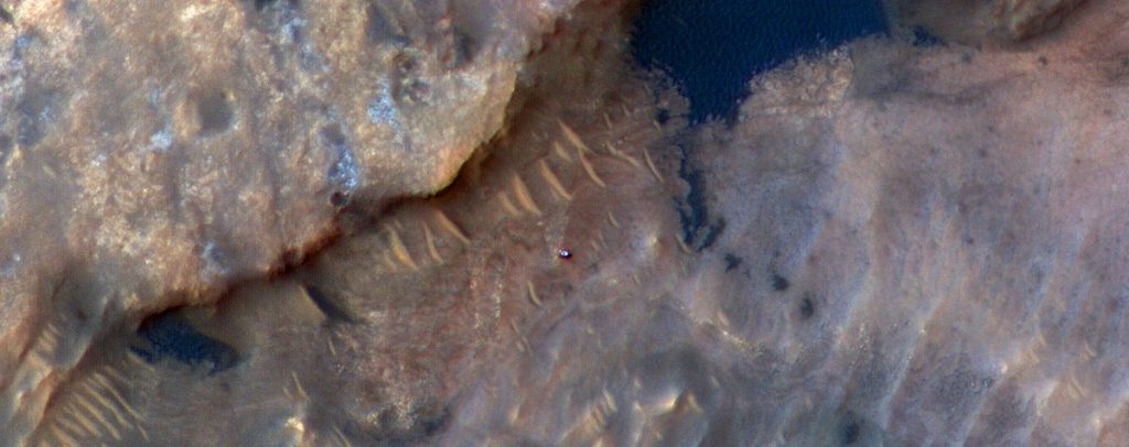 НАСА показало Curiosity с орбиты Марса