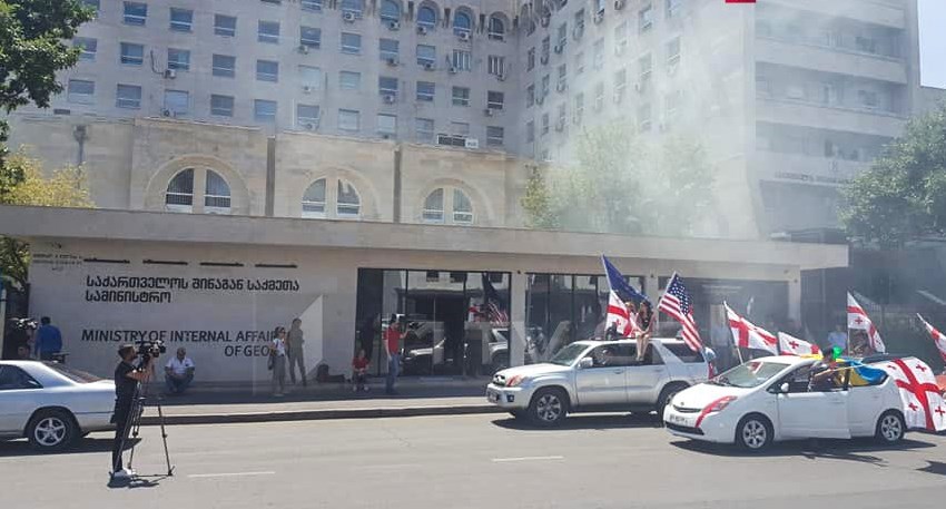 В Тбилиси прошел автопробег протеста