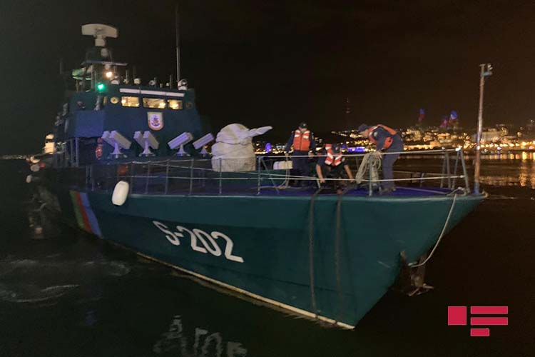 Моряков с потерпевшего крушение иранского судна доставили в Баку