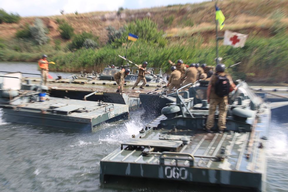 Кадры учений украинских военных