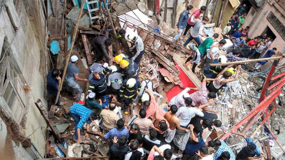 В Индии более 40 человек оказались под завалами рухнувшего жилого дома