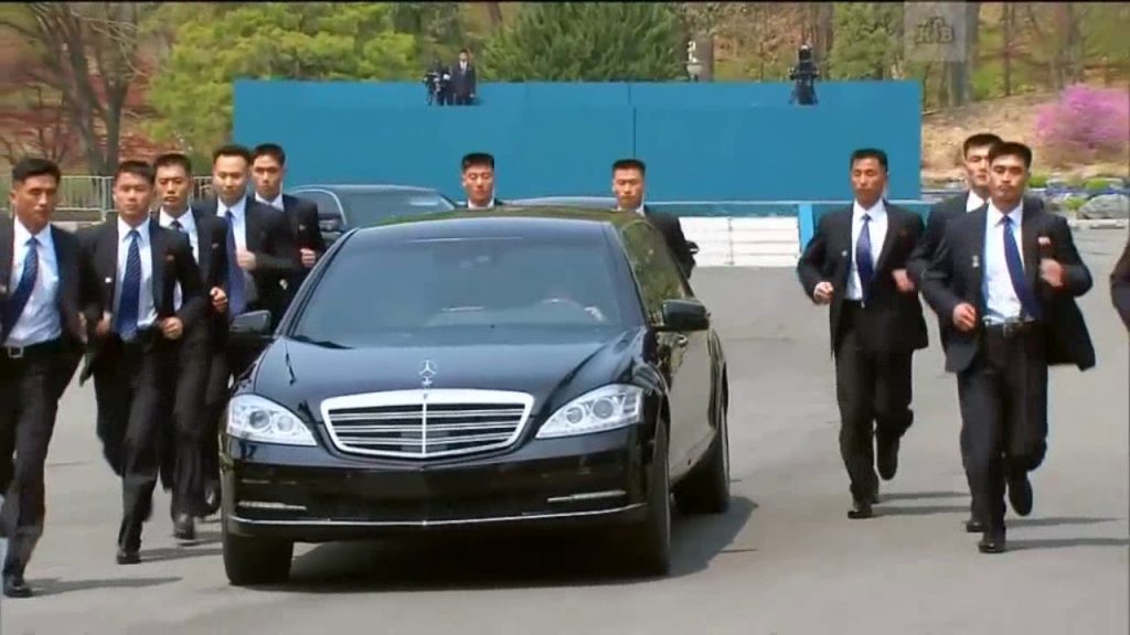WSJ: власти КНДР организовали доставку двух Mercedes для Ким Чен Ына