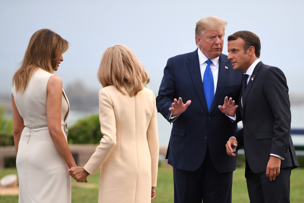 Трамп попросил Брижит Макрон поцеловать его и подставил щеку