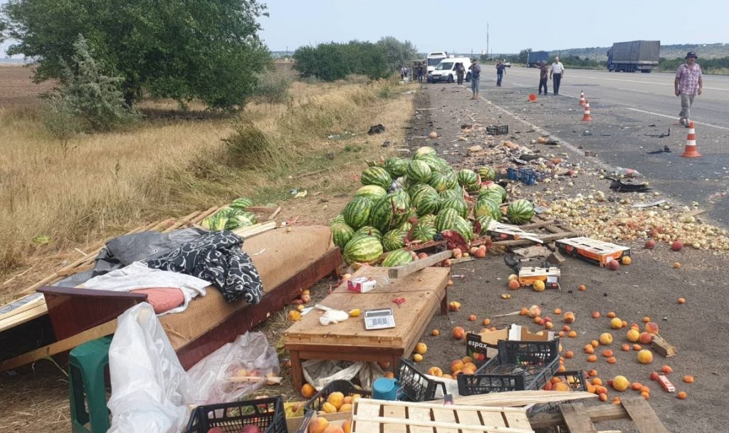 В Украине автомобиль протаранил палатку с арбузами, погиб гражданин Азербайджана