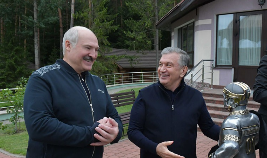 Мирзиёев подарил Лукашенко его маленькую копию с хоккейной клюшкой в руках и Беларусью в груди