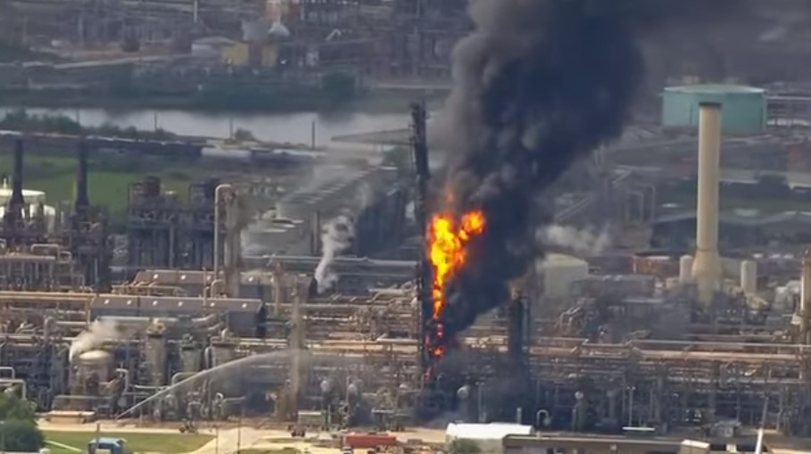 При пожаре на заводе Exxon Mobil в Техасе пострадали десятки человек