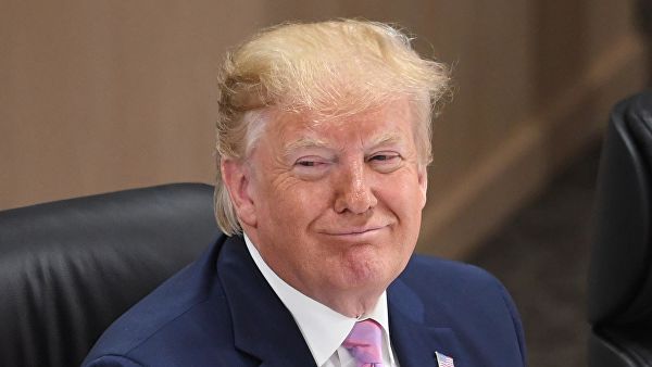 Трамп не обратил внимания на жука на голове