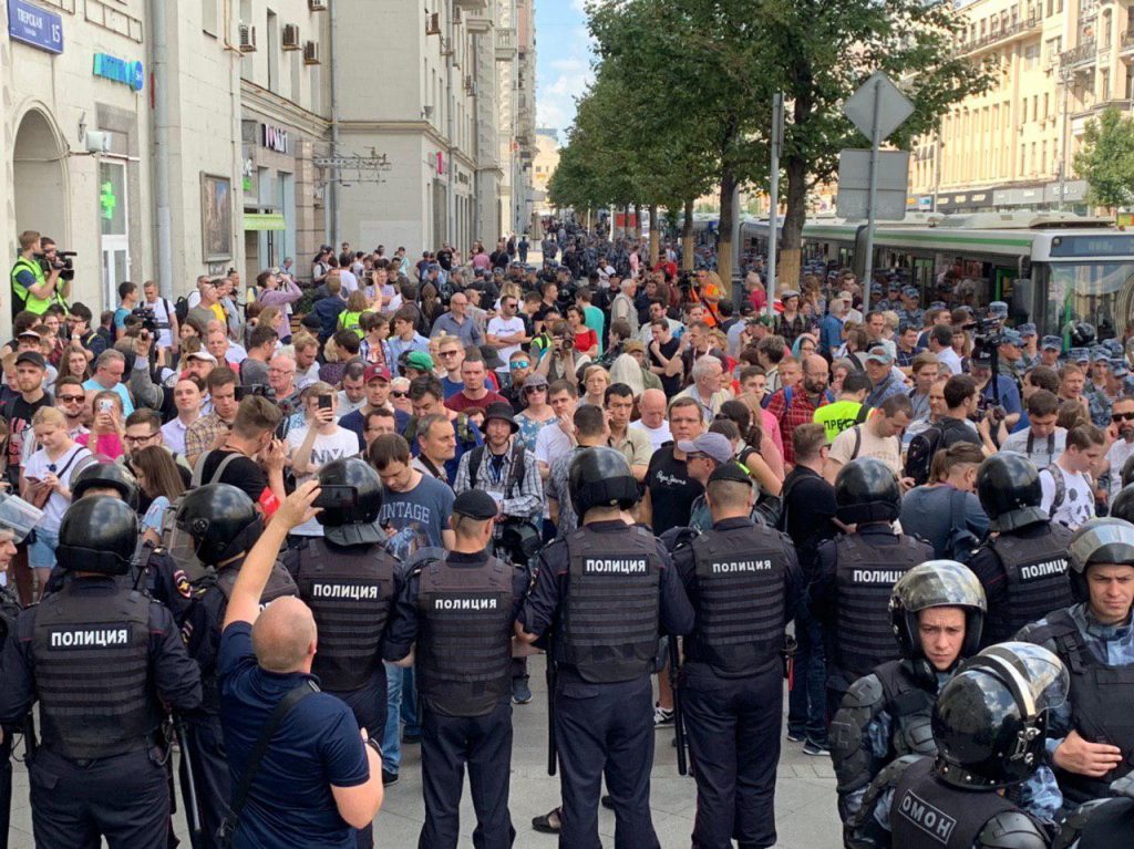 Российским полицейским не заплатили за жесткий разгон митинга оппозиции в Москве