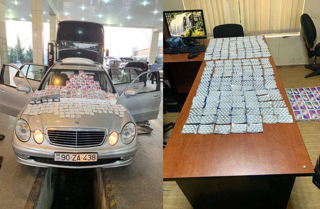 Азербайджанские таможенники изъяли 67 мобильных телефонов и лекарства