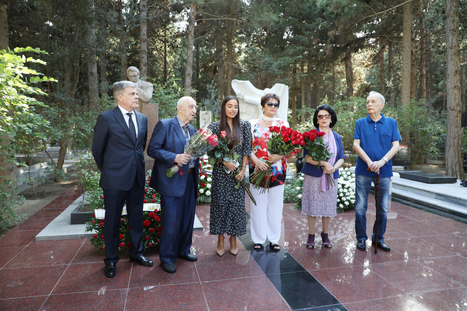 Лейла Алиева посетила могилу Муслима Магомаева