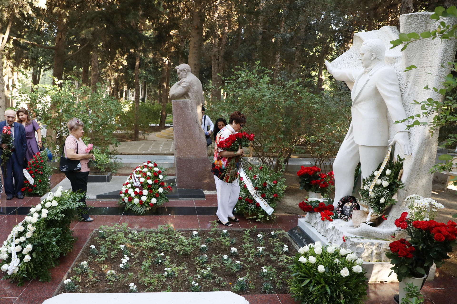 Лейла Алиева посетила могилу Муслима Магомаева
