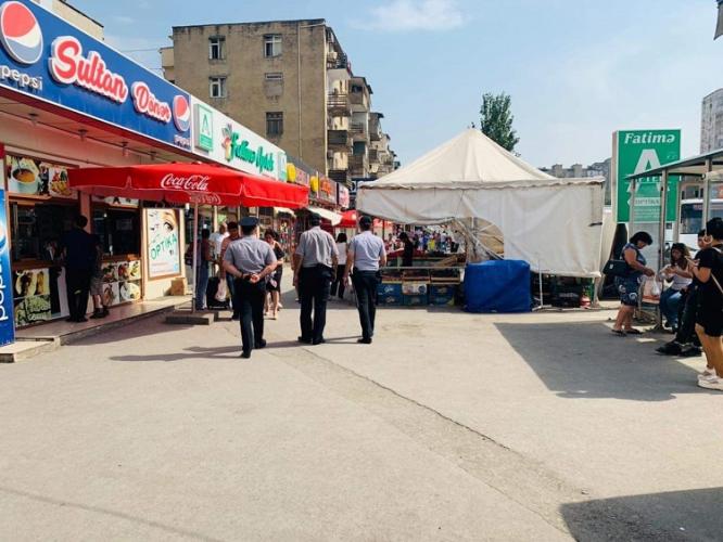 В Баку полиция провела рейд против уличной торговли
