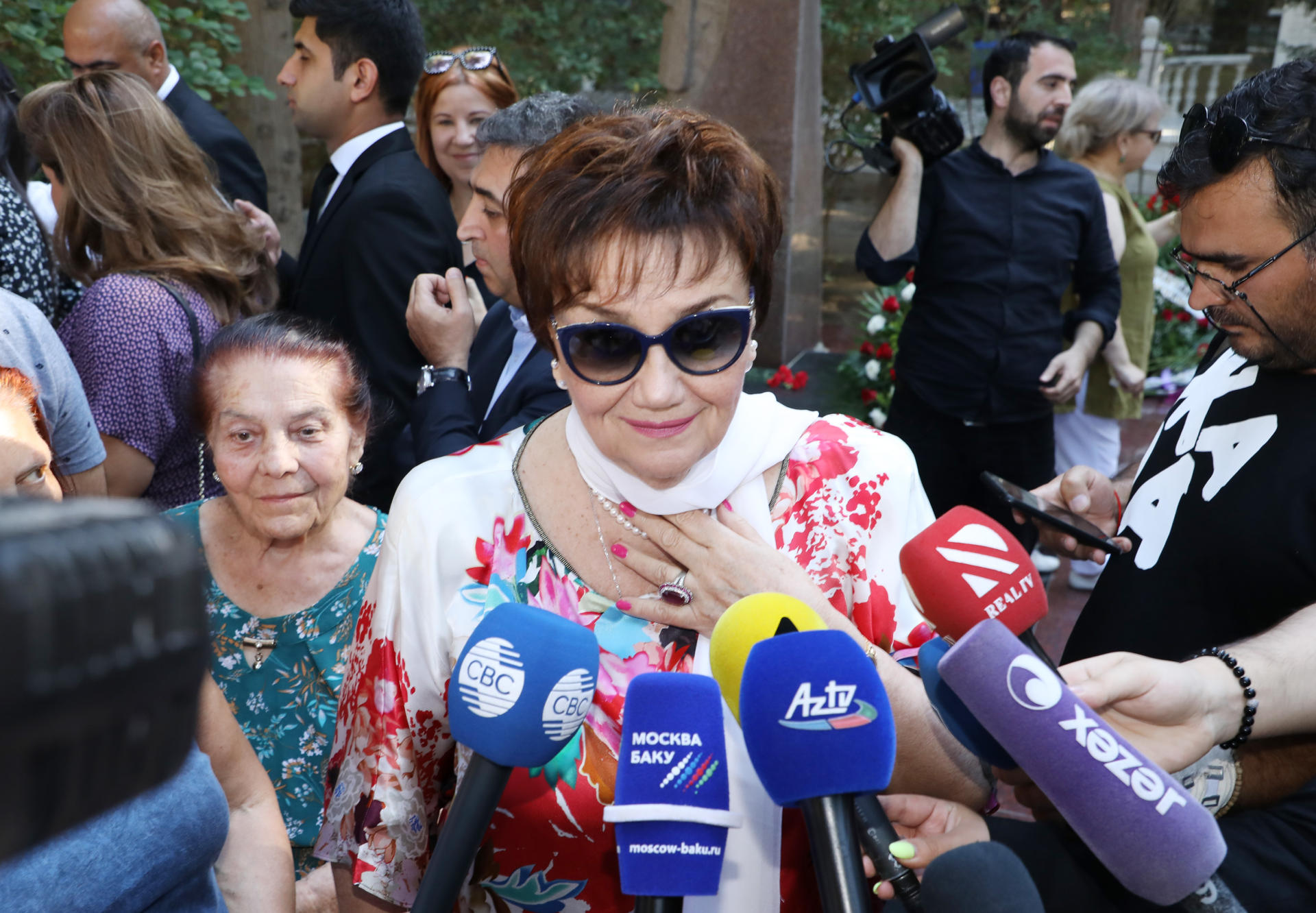 Лейла Алиева посетила могилу Муслима Магомаева