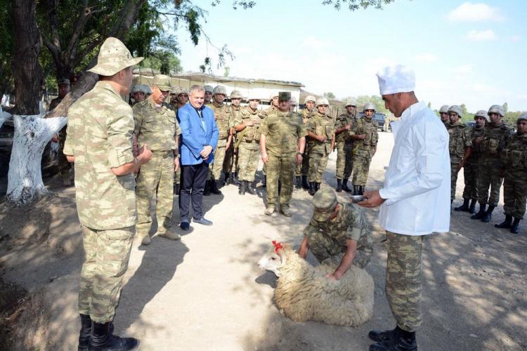 Министр обороны Азербайджана посетил передовые подразделения